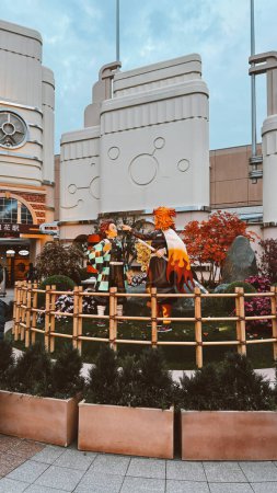 Foto de Osaka, Japon. 28 de marzo de 2024: Parque temático Universal Studios con muchos colores y personajes. - Imagen libre de derechos