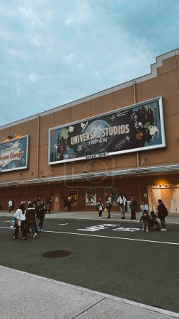 Foto de Osaka, Japon. 28 de marzo de 2024: Parque temático Universal Studios con muchos colores y personajes. - Imagen libre de derechos