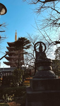 Foto de Tokio, Japón. 29 de marzo de 2024: Hermosos paisajes coloridos con cielo azul en Kaminarimon, la puerta del templo Sensoji. - Imagen libre de derechos