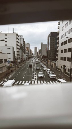 Foto de Tokio, Japón. 29 de marzo de 2024: Días grises en la ciudad de Tokio con arquitectura moderna en la ciudad. - Imagen libre de derechos