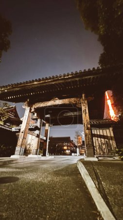 Foto de Tokio, Japón. 29 de marzo de 2024: Hermoso templo Sensoji iluminado por la noche. - Imagen libre de derechos