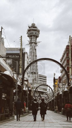 Foto de Tokio, Japón. 29 de marzo de 2024: Días grises en la ciudad de Tokio con arquitectura moderna en la ciudad. - Imagen libre de derechos