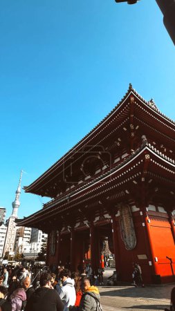 Foto de Tokio, Japón. 29 de marzo de 2024: Hermosos paisajes coloridos con cielo azul en Kaminarimon, la puerta del templo Sensoji. - Imagen libre de derechos