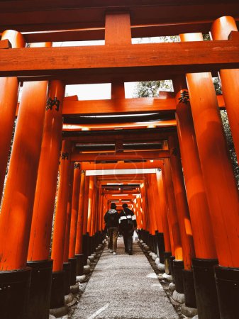 Foto de Kioto, Japon. March 30, 2024: The Fushimi Inari-Taisha is the main shrine and blue sky. - Imagen libre de derechos