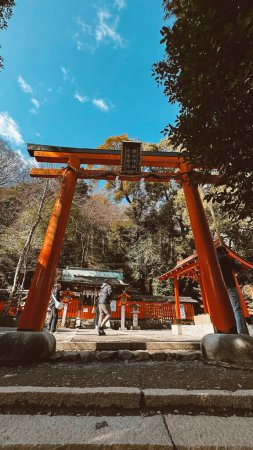Foto de Kioto, Japon. March 30, 2024: The Fushimi Inari-Taisha is the main shrine and blue sky. - Imagen libre de derechos