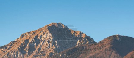 Téléchargez les photos : Coucher de soleil sur les Alpes slovènes avec ciel bleu sans nuages. - en image libre de droit