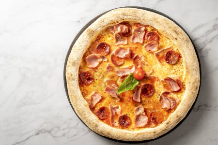Italienische Wurst-Käse-Pizza, serviert auf einem Tisch aus weißem Marmor. Kulinarische Perfektion. Hochwertiges Foto