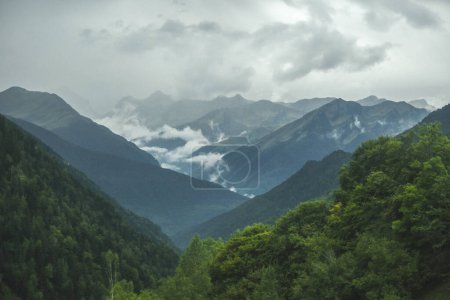 Foto de Valle de Aran, España, bosques, ríos, cascadas, montañas. Foto de alta calidad - Imagen libre de derechos