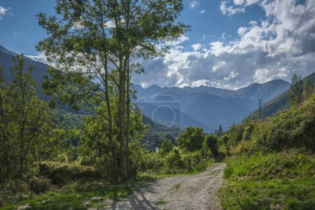 Foto de Arties, Valle de Aran, España, bosques, ríos, cascadas, montañas. Foto de alta calidad - Imagen libre de derechos
