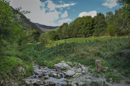 Foto de Arties, Valle de Aran, España, bosques, ríos, cascadas, montañas. Foto de alta calidad - Imagen libre de derechos