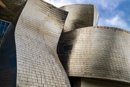 Foto de Museo Guggenheim Bilbao, museo de arte contemporáneo diseñado por Frank Gehry, en Bilbao, País Vasco, España. - Imagen libre de derechos
