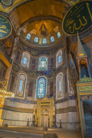 Téléchargez les photos : Santa Sophia, joyau de l'art byzantin. D'abord une église chrétienne, puis une église orthodoxe, puis successivement une mosquée, un musée et actuellement une mosquée à nouveau. - en image libre de droit