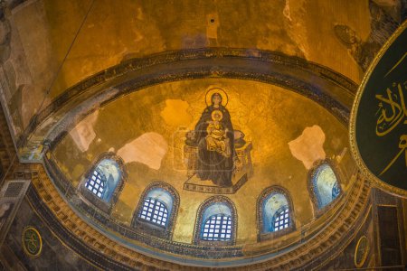 Téléchargez les photos : Santa Sophia, joyau de l'art byzantin. D'abord une église chrétienne, puis une église orthodoxe, puis successivement une mosquée, un musée et actuellement une mosquée à nouveau. - en image libre de droit