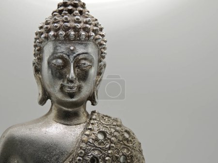 Téléchargez les photos : Un joli bouddha décoratif méditant. Photo de haute qualité - en image libre de droit