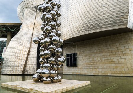 Foto de Museo Guggenheim Bilbao, museo de arte contemporáneo diseñado por Frank Gehry, en Bilbao, País Vasco, España. - Imagen libre de derechos