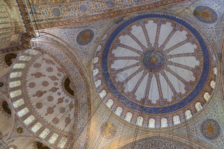 Téléchargez les photos : Mosquée bleue - La mosquée la plus importante d'Istanbul. Photo de haute qualité - en image libre de droit