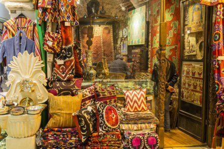 Téléchargez les photos : A l'intérieur du Grand Bazar à Istanbul. Photo de haute qualité - en image libre de droit