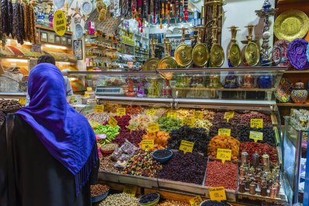 Téléchargez les photos : A l'intérieur du Grand Bazar à Istanbul. Photo de haute qualité - en image libre de droit