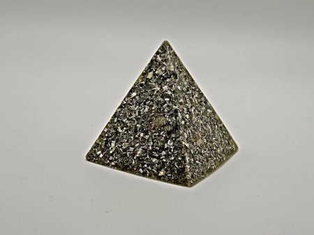 Téléchargez les photos : Une belle pyramide d'orgonite. Photo de haute qualité - en image libre de droit