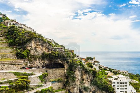 Foto de La ciudad de Amalfi, en la costa de Amalfi, Italia. Foto de alta calidad - Imagen libre de derechos