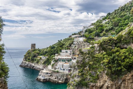 Téléchargez les photos : La ville d'Amalfi, sur la côte amalfitaine, en Italie. Photo de haute qualité - en image libre de droit