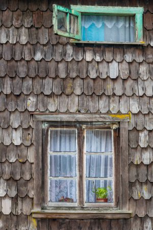 Téléchargez les photos : La boutique d'étain de Puerto Varas au Chili. Photo de haute qualité - en image libre de droit