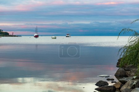 Téléchargez les photos : Un magnifique coucher de soleil à Puerto Varas, Chili. Photo de haute qualité - en image libre de droit