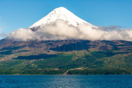 Foto de Lago de Vela Todos los Santos, desde Puerto Petrohue - Chile - Cruce Andino. Foto de alta calidad - Imagen libre de derechos