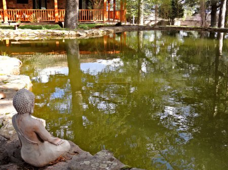 Téléchargez les photos : Beau Bouddha dans un étang, dans un centre de méditation. Photo de haute qualité - en image libre de droit