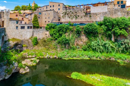 Téléchargez les photos : Belle vue sur la magnifique ville de Besalu, en Catalogne, Spainl vues sur la magnifique ville de Besalu, en Catalogne, Espagne. Photo de haute qualité - en image libre de droit