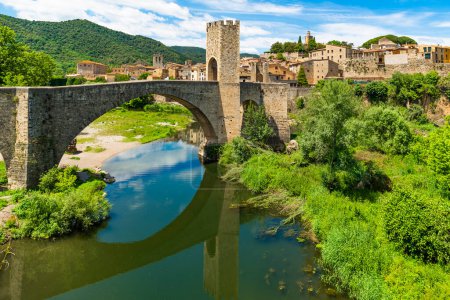 Schöne Aussicht auf die atemberaubende Stadt Besalu, in Katalonien, Spanien Blick auf die atemberaubende Stadt Besalu, in Katalonien, Spanien. Hochwertiges Foto