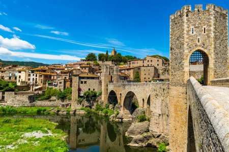 Téléchargez les photos : Belle vue sur la magnifique ville de Besalu, en Catalogne, Spainl vues sur la magnifique ville de Besalu, en Catalogne, Espagne. Photo de haute qualité - en image libre de droit