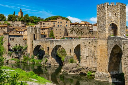 Schöne Aussicht auf die atemberaubende Stadt Besalu, in Katalonien, Spanien Blick auf die atemberaubende Stadt Besalu, in Katalonien, Spanien. Hochwertiges Foto