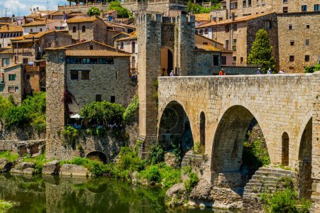 Téléchargez les photos : Belle vue sur la magnifique ville de Besalu, en Catalogne, Espagne. Photo de haute qualité - en image libre de droit