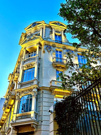 Foto de Un hermoso edificio en el centro de Madrid. Foto de alta calidad - Imagen libre de derechos