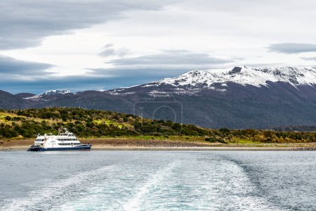 Téléchargez les photos : Voile à travers le canal Beagle, à l'extrémité sud de l'Amérique du Sud, l'Argentine et le Chili. Photo de haute qualité - en image libre de droit