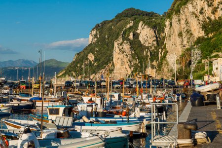 Téléchargez les photos : La merveilleuse île de Capri, côte amalfitaine, baie des naples, Italie. Photo de haute qualité - en image libre de droit
