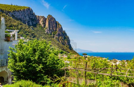 Téléchargez les photos : La merveilleuse île de Capri, côte amalfitaine, baie des naples, Italie. Photo de haute qualité - en image libre de droit