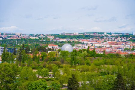 Panoramiczny widok na Pragę wiosną. Zbiornik gazu. Wysokiej jakości zdjęcie