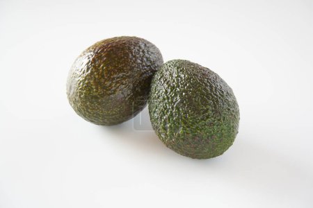 Avocadofrucht auf weißem Hintergrund  
