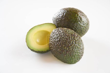 Avocadofrucht auf weißem Hintergrund  