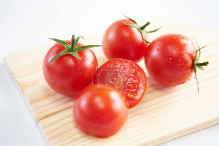 Mini fruta de tomate sobre fondo blanco    