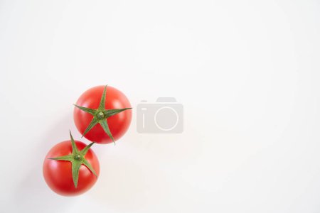 Mini-Tomatenfrucht auf weißem Hintergrund    