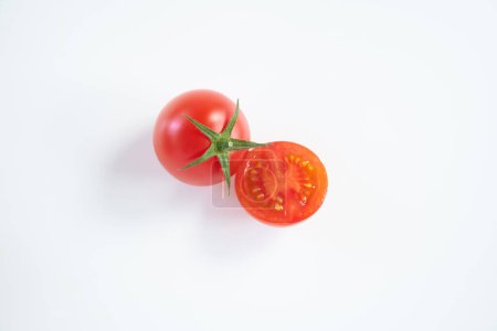 Mini-Tomatenfrucht auf weißem Hintergrund    
