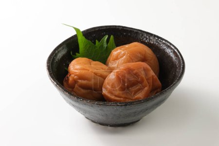 Prunes de sel japonaises sur fond blanc