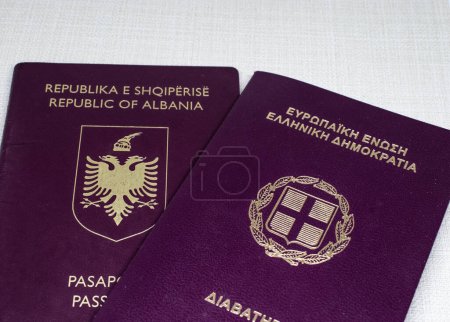 Téléchargez les photos : Gros plan d'un passeport grec et albanais sur un fond crémeux - en image libre de droit
