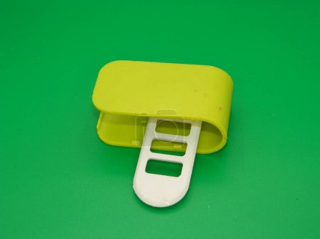 Macro photo d'un chargeur USB endommagé avec un fond vert.