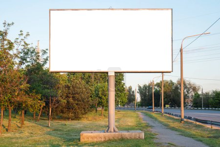 Téléchargez les photos : Panneau publicitaire en métal, grand horizontal. Modélisation de panneau d'affichage à l'extérieur. Avec chemin de coupure à l'écran
. - en image libre de droit