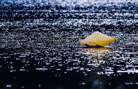 Téléchargez les photos : Bouée au crépuscule dans les lagunes de la Ruidera - en image libre de droit
