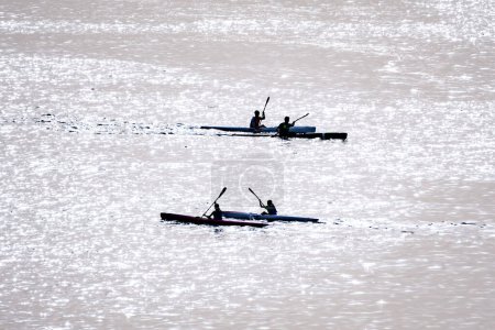 Vier Kanus auf dem Meer gegen das Licht in Villajoyosa